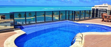 Piscina na cobertura com visão panorâmica  do mar de jatiúca.