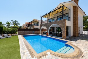 Villa Oceanus H3 by Ezoria Villas (6944)