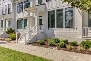 Front porch facing 22nd Street.