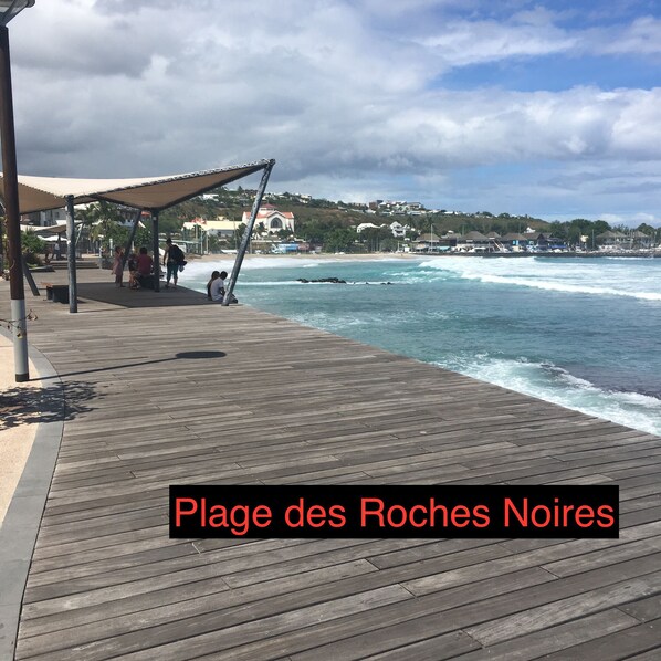 Les Roches Noires, à 7 minutes à pieds.