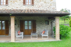 Fenster, Eigentum, Gebäude, Pflanze, Schatten, Stuhl, Hütte, Gras, Haus, Gartenmöbel