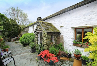 hermosa casa larga de piedra del siglo XVII cerca de Coniston