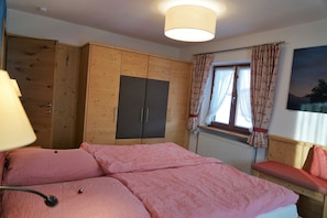 2-Raum-Ferienwohnung, ca. 45qm mit sonnigem Südbalkon-Kleiderschrank Ferienwohnung