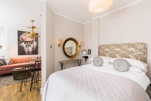 Sleeping area with double bed