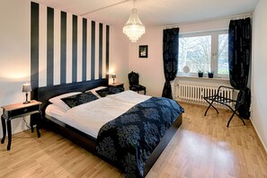 Schlafzimmer mit Doppelbett 160x200