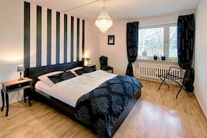 Schlafzimmer mit Doppelbett 160x200