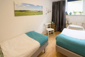 Schlafzimmer mit 2 Einzelbetten 80x200