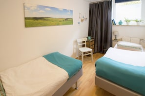 Schlafzimmer mit 2 Einzelbetten 80x200