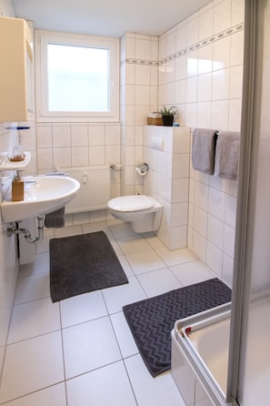 Badezimmer mit Dusche