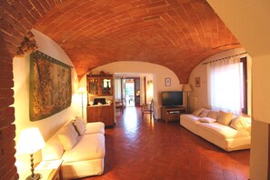 Room, Property, Building, Living Room, Furniture, Interior Design, Ceiling, Hardwood, Real Estate, House
