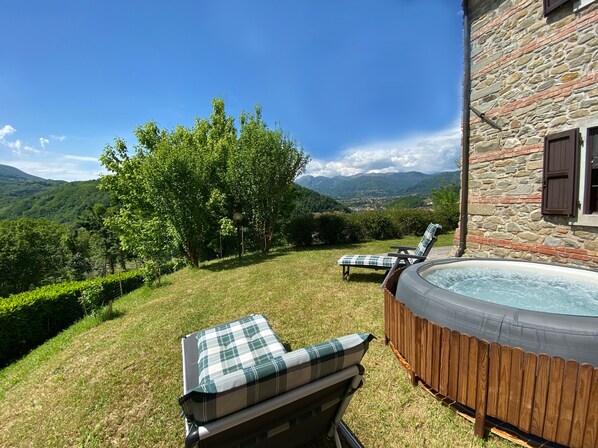 Jacuzzi in the private garden