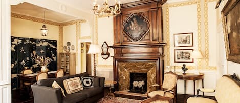 A Louis XIV chimney with Dutch old master still life graces the main salon.