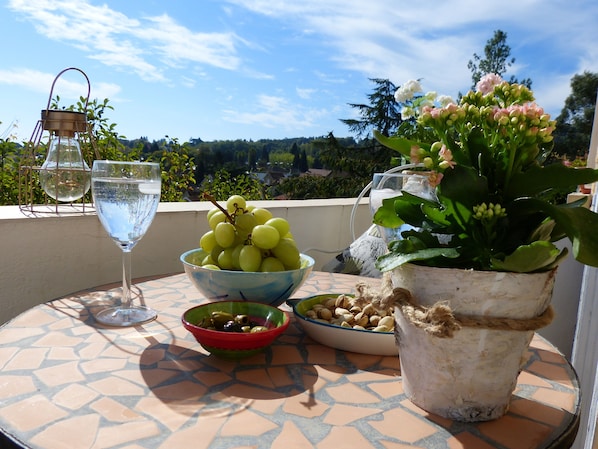 Enjoy breakfast on the balcon, or a leisurely apéro before heading to the bistro