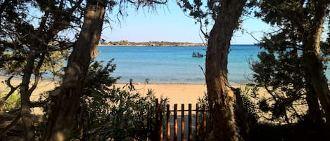 Accès à la plage depuis la villa.Accès privé sur la baie préservée de Grammeno.