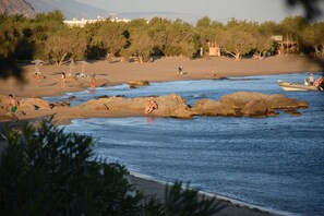 Direct and private access on the preserved bay of Grammeno.
