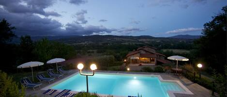 Cloud, Water, Sky, Plant, Property, Swimming Pool, Furniture, Building, Nature, Azure