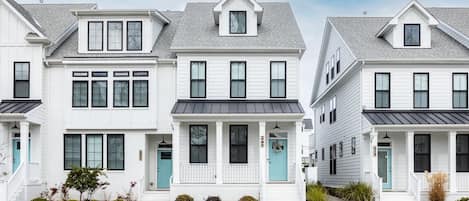 Front exterior vacation rental in Virginia Beach, Virginia.