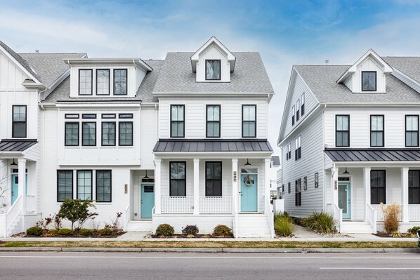 Front exterior vacation rental in Virginia Beach, Virginia.