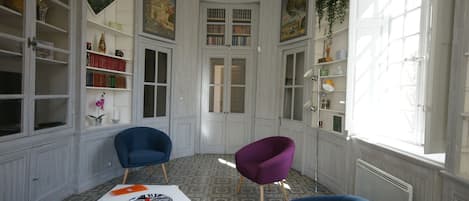 Entrée du Salon et accès chambre jardin