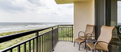 A bright and welcoming home away from home - Barefoot Trace 415 is a bright and comfortable condo with amazing Ocean Front Views!