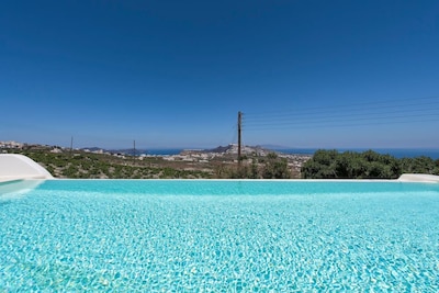Luxury Villa with Private Pool, Sunset and Caldera View