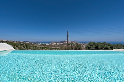 Luxury Villa with Private Pool, Sunset and Caldera View
