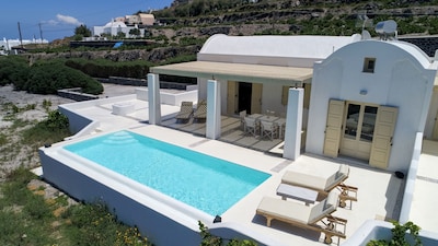 Luxury Villa with Private Pool, Sunset and Caldera View