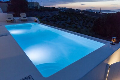 Luxury Villa with Private Pool, Sunset and Caldera View