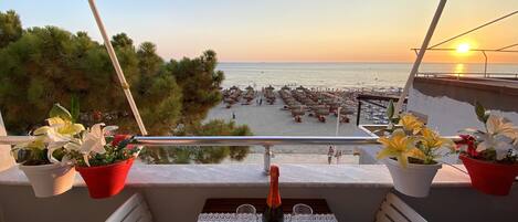 Sunset + Beach + Drinks = Perfection 🥂