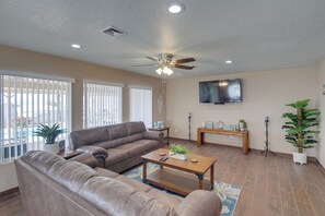 Living Room | Sleeper Sofa | Smart TV | Free WiFi | Open Floor Plan