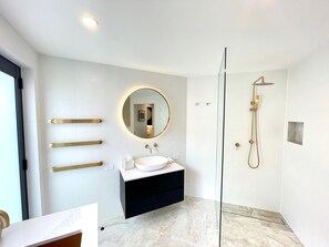 Brand new bathroom, brass high quality fittings, italian tiles & luxurious feel
