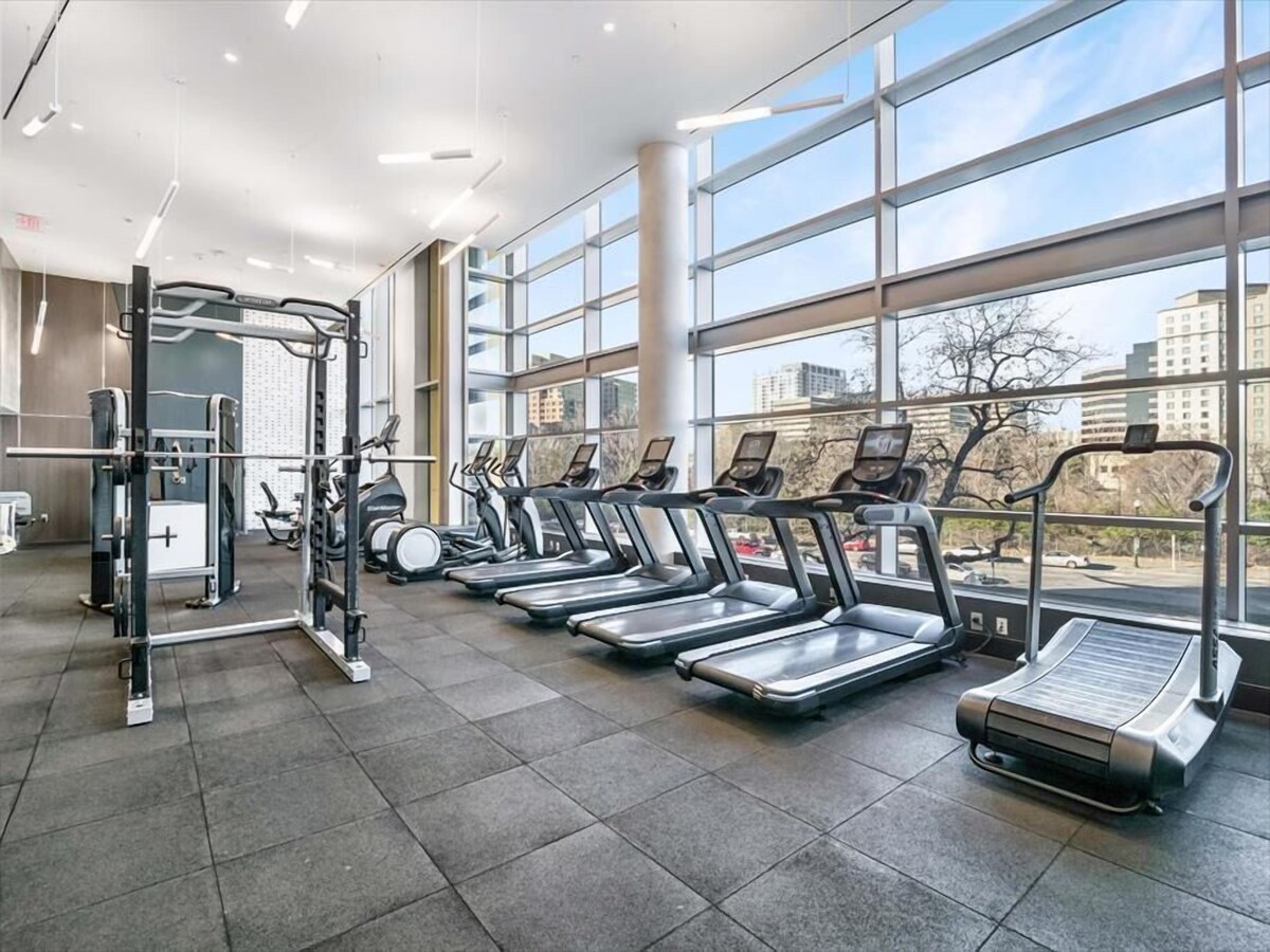 Splendid 2BR | Rooftop Pool | Arlington/Crystal City with Balcony | by GLS