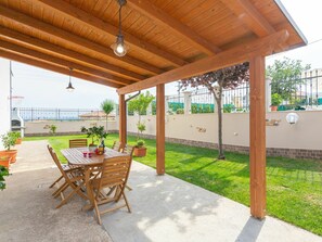 Pflanze, Tabelle, Schatten, Holz, Gebäude, Interior Design, Veranda, Blume, Tür, Gartenmöbel