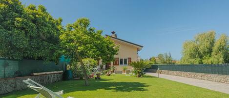 Himmel, Pflanze, Möbel, Eigentum, Gebäude, Gartenmöbel, Haus, Grundstueck, Schatten, Stuhl