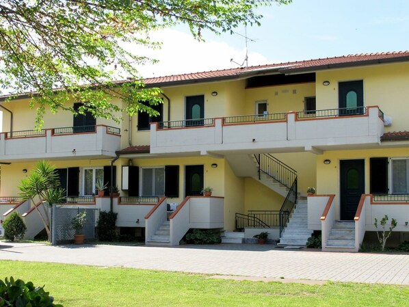 Plante, Bâtiment, Propriété, Fenêtre, Ciel, Architecture, Lot Terre, Arbre, Design Urbain