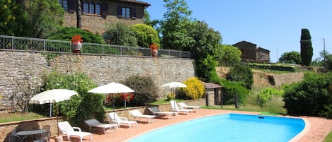 L'Eau, Plante, Bâtiment, Propriété, Ciel, Arbre, Bleu Azur, Piscine, Chaise, Mobilier De Jardin