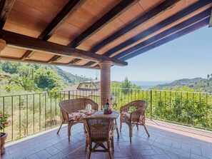 Plante, Ciel, Propriété, Meubles, Bâtiment, Table, Porche, Chaise, Bois, Ombre