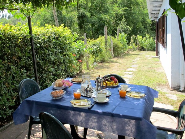 Eigentum, Tabelle, Mahlzeit, Hinterhof, Frühstück, Tischdecke, Terrasse, Tisch Im Freien, Haus, Grundeigentum