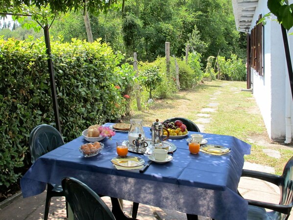 Propriété, Table, Repas, Arrière-Cour, Petit Déjeuner, Nappe De Table, Patio, Tableau De Plein Air, Maison, Immobilier