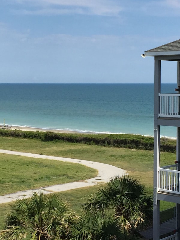 Expansive Ocean-Side View from Deck