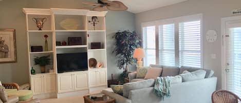Living Room w/ Vaulted Ceilings - Ocean View - Cable TV and WiFi Internet 