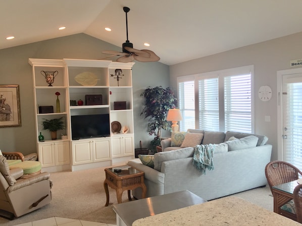 Living Room w/ Vaulted Ceilings - Ocean View - Cable TV and WiFi Internet