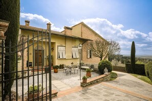 Cloud, Sky, Plant, Building, Window, Road Surface, Land Lot, Tree, House, Public Space