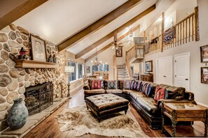 Living Room Fireplace & Seating