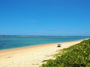 Plage et lagon devant la villa