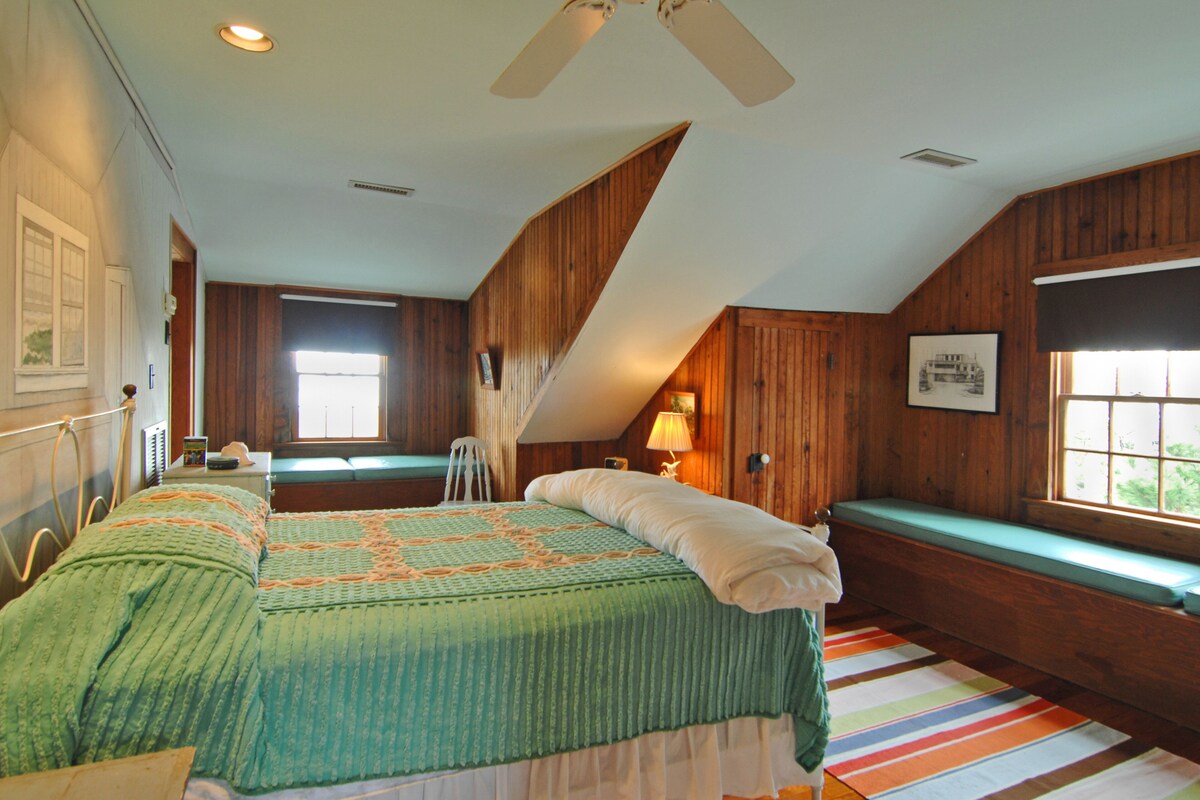 Beachfront home with grill and private dune path – short-term rental