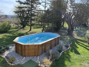 vue sur la piscine et le parc