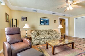 Living Room | Central A/C & Heating | Smart TV | Free WiFi