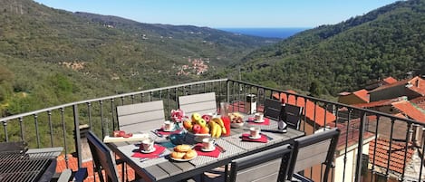 Terrazza con Vista Mare, Chiesa e Paese. Ombrellone e Barbecue