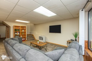 Living room with flatscreen TV, Netflix access, and wifi.